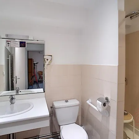 F2 Climatise Avec Terrasse, Proche Thermes Et Centre-ville, Animaux Acceptes, A - Fr-1-451-4 Apartment *